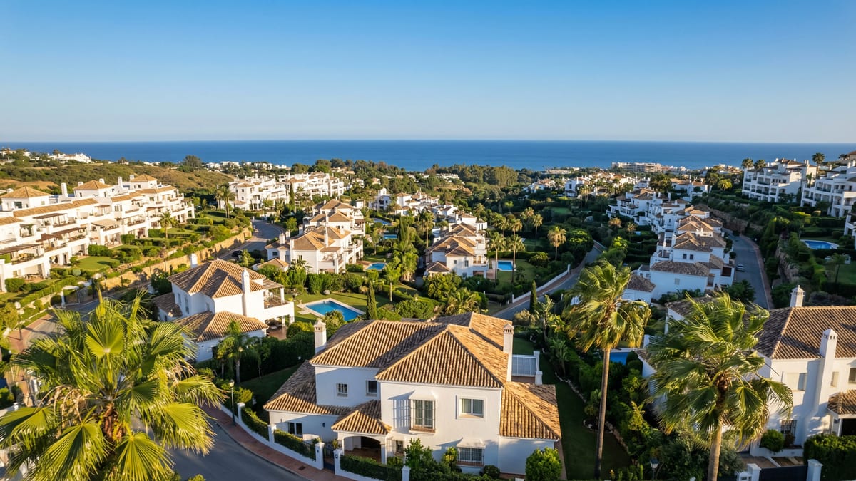 Luftbilde av luksuriøse villaer og leiligheter i Marbella og Benahavís, med middelhavsmotiver og frodige hager i Costa del Sol.