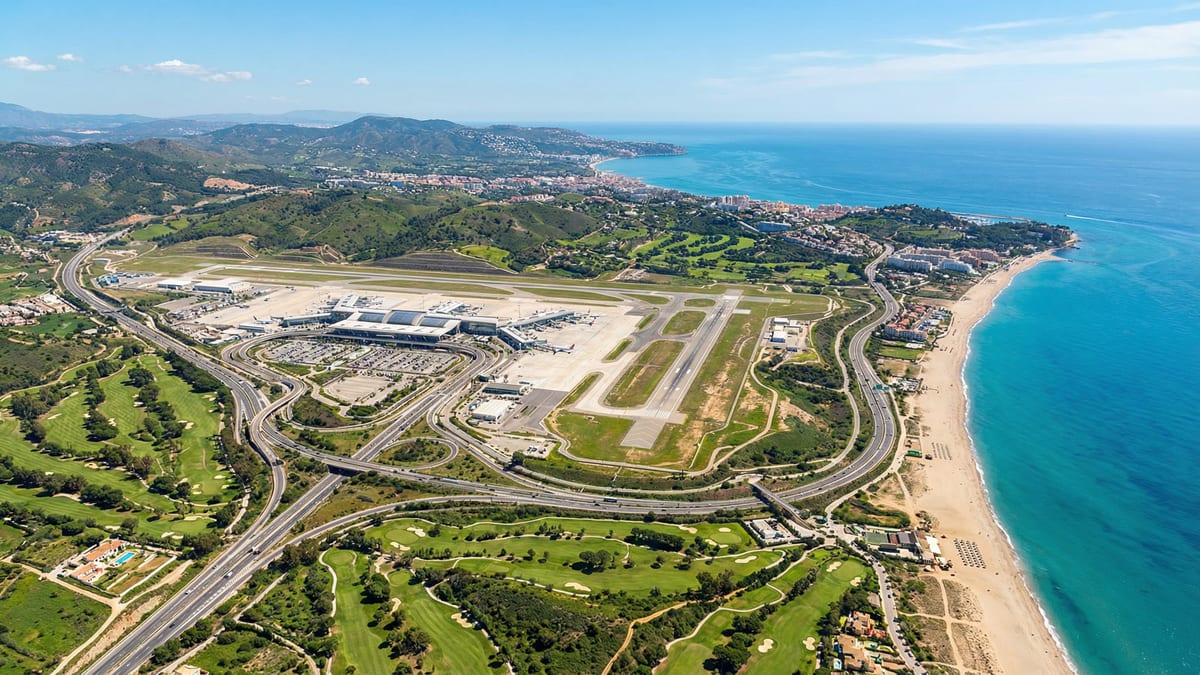 Vue aérienne impressionnante de l'aéroport de Málaga, mettant en valeur son architecture moderne et le paysage environnant de la Costa del Sol, près de Marbella et Estepona.